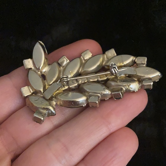 Beautiful Vintage pin for the Christmas Holidays - Picture 7 of 7